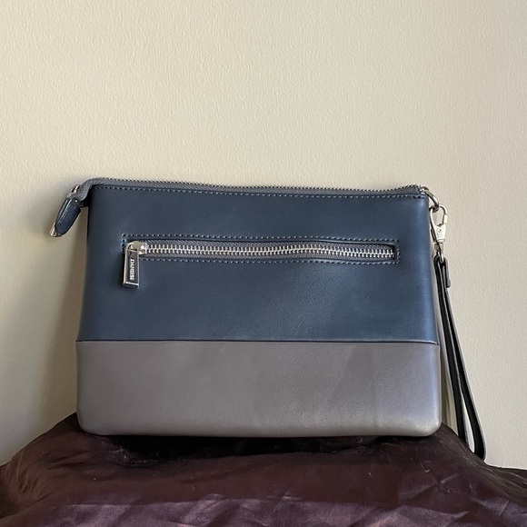 Danier leather wristlet - Picture 1 of 3